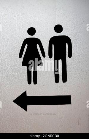 Toilettenschild an einer Wand gestrichen. Italien. Stockfoto