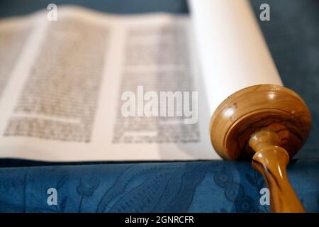 Tora-Schriftrolle, die beim Ritual der Tora-Lesung während der jüdischen Gebete verwendet wird. Italien. Stockfoto