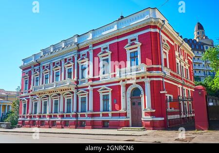 Das leuchtend rote Gebäude des historischen Herrenhauses von Andrey Pommer, in Sabaneeev Most Street, Odessa, Ukraine Stockfoto