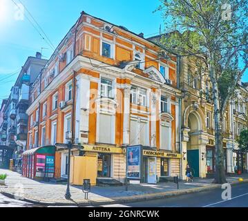 ODESSA, UKRAINE - 18. Juni 2021: Die malerische Fassade des Vintage-Gebäudes, dekoriert mit Zierleisten und Wandsäulen, befindet sich in der Jekaterininskaya Straße Stockfoto