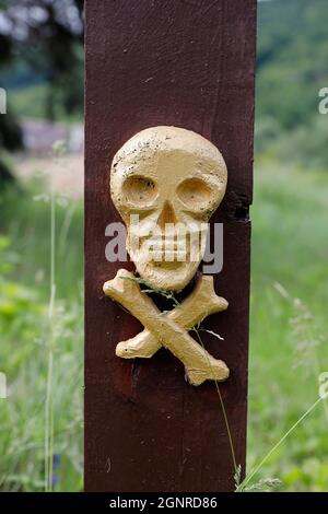 Schädel und Knochen am Kreuz im Kloster Cosauti, Moldawien Stockfoto