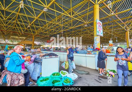 ODESSA, UKRAINE - 18. JUNI 2021: Die überfüllte Gasse des alten Privoz-Marktes - der größte Lebensmittelmarkt der Stadt mit einer großen Auswahl an verschiedenen Lebensmitteln Stockfoto