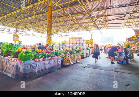 ODESSA, UKRAINE - 18. JUNI 2021: Die breite Gasse im historischen Privoz Markt - der größte Lebensmittelmarkt der Stadt, hier ist die Obst-Gemüse-Abteilung Stockfoto