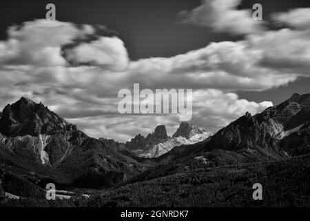 Die Schönheit der Dolomiten in einem Schwarz-Weiß-Foto, die Cristallo-Gruppe in der Mitte. Infrarotfoto Stockfoto