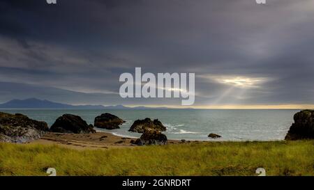 Szenen der Küste vor Llanddwyn Island auf Anglesey in North Wales, Großbritannien Stockfoto