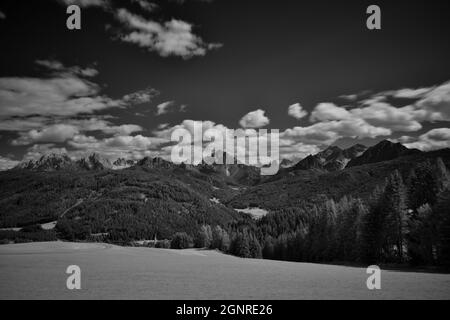 Der Himmel über den Bergen von Taisten mit einem atemberaubenden Blick auf einige der besten Dolomitengipfel. Infrarotfoto Stockfoto