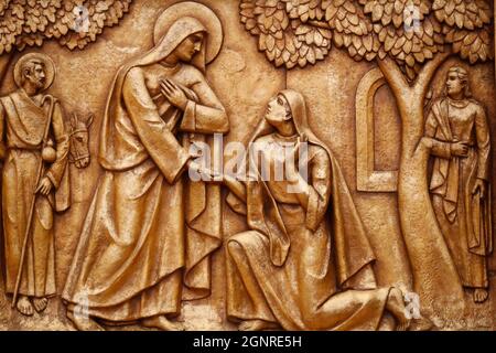 Heiligtum von Fatima. Goldenes Flachrelief der alten Basilika von Fatima. Die Visitation. Portugal. Stockfoto