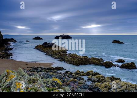 Szenen der Küste vor Llanddwyn Island auf Anglesey in North Wales, Großbritannien Stockfoto