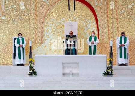 Basilika der Heiligen Dreifaltigkeit. Katholische Messe. Heiligtum unserer Lieben Frau von Fatima. Portugal. Stockfoto