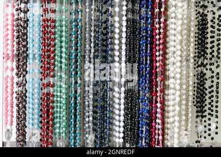 Heiligtum von Fatima. Souvenirladen mit Rosenkranz-Perlen und religiösen Medaillen. Portugal. Stockfoto