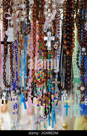 Heiligtum von Fatima. Souvenirladen mit Rosenkranz-Perlen und religiösen Medaillen. Portugal. Stockfoto