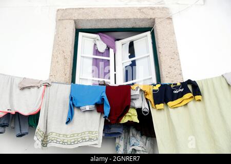 Trocknen von Kleidung, die zum Trocknen an einer Wäscheleine hinausgehängt wird. Evora. Portugal. Stockfoto