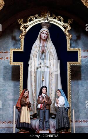 Kirche der Barmherzigkeit. Unsere Liebe Frau von Fatima mit Lucia dos Santos und ihren Cousins Francisco und Jacinta Marto. Evora. Portugal. Stockfoto