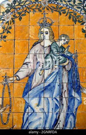 Evora Museum. Azulejos. Der heilige Dominikus empfängt den Rosenkranz von der Jungfrau Maria. Portugal. Stockfoto