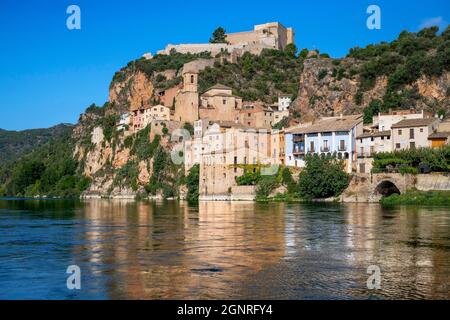 Blick auf den Ebro Fluss und die Altstadt von Miravet, Spanien, Hervorhebung der Templerburg auf dem Gipfel des Hügels Tarragona Catalonia Spain Stockfoto