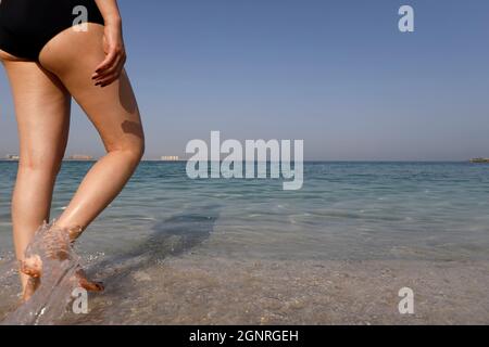Frau geht zum Schwimmen. Konzept der Körperpflege, Wellness und Strandurlaub. Vereinigte Arabische Emirate. Stockfoto