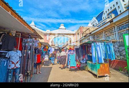 ODESSA, UKRAINE - 18. Juni 2021: Die schmale Gasse der Bekleidungsabteilung des Pryvoz-Marktes, gesäumt von Ständen, am 18. Juni in Odessa Stockfoto