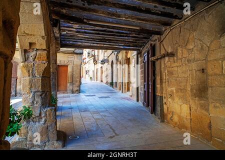 Bögen auf dem Platz von Ajuntament Horta de Sant Joan, Rathaus in Placa de l'Esglesia, Bergstadt Horta de San Juan, Terra Alta Weinregion, Tarrag Stockfoto