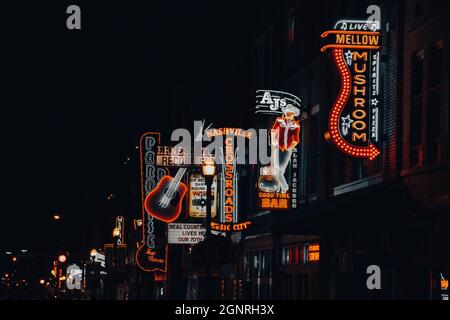 Neon Honky Tonk-Schilder am Broadway in Nashville Stockfoto