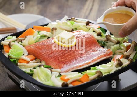 Japanische Küche; Hokkaido-Lachs-Chanchan Yaki, gebratener Lachs und Gemüse, gewürzt mit Miso-Sauce. Stockfoto