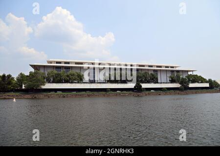 Kennedy Art Center vom Potomac Stockfoto