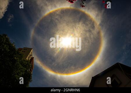 Eingegrenzte Solar-Halo-Sonnen um Mittag in Singapur Stockfoto