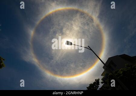 Eingegrenzte Solar-Halo-Sonnen um Mittag in Singapur Stockfoto