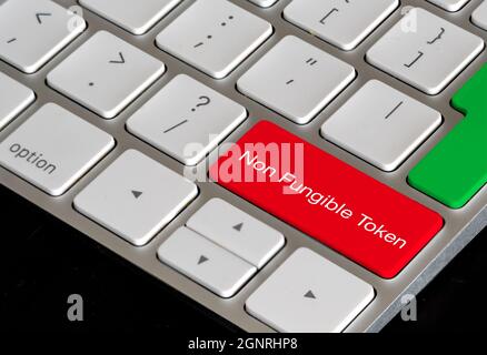 Nicht fungible Konzept-NFT-Taste auf einer Computertastatur isoliert Stockfoto