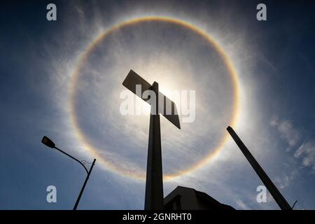 Eingegrenzte Solar-Halo-Sonnen um Mittag in Singapur Stockfoto