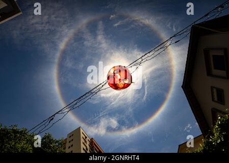 Eingegrenzte Solar-Halo-Sonnen um Mittag in Singapur Stockfoto