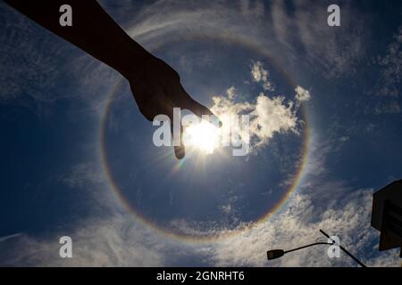 Eingegrenzte Solar-Halo-Sonnen um Mittag in Singapur Stockfoto