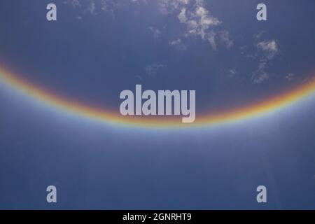 Ein Abschnitt eines umschriebenen Solar Halo am Mittag in Singapur Stockfoto