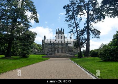 Margam, Neath Port Talbot Wales Vereinigtes Königreich 6. April 2019 Margam Country Park,das gotische Tudor-Herrenhaus aus dem 19. Jahrhundert mit großem Eingang Stockfoto