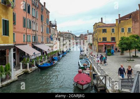 Murano, Venedig Italien Juli 29 2014 Kanalansicht mit Gondeln und Booten Stockfoto