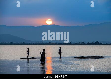 Romantischer Sonnenuntergang am Strand von Trabucador im Naturpark Delta del Ebre im Ebro-Delta bei Sonnenaufgang (Provinz Tarragona, Katalonien, Spanien). Das D Stockfoto