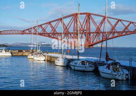 Die Yachten liegen im Hafen von South Queensferry vor dem Hintergrund der Forth Rail Bridge - South Queensferry, Schottland, Großbritannien Stockfoto