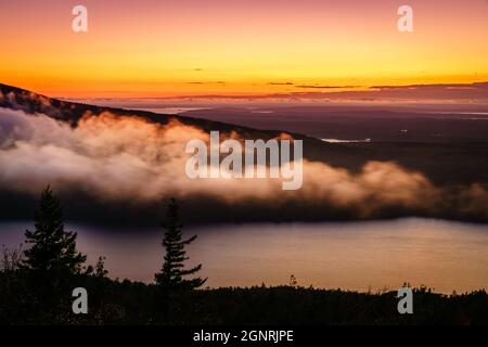 Von der Spitze des Cadillac Mountain aus gesehen, bietet sich ein schöner Sonnenuntergang im Acadia National Park an Stockfoto