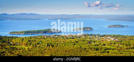 Wunderschöner Blick auf den Hafen von Bar und die nahegelegenen Inseln vom Cadillac Mountain im Acadia National Park Stockfoto