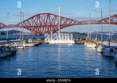 Die Yachten liegen im Hafen von South Queensferry vor dem Hintergrund der Forth Rail Bridge - South Queensferry, Schottland, Großbritannien Stockfoto