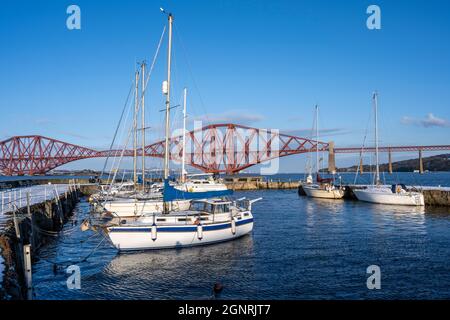 Die Yachten liegen im Hafen von South Queensferry vor dem Hintergrund der Forth Rail Bridge - South Queensferry, Schottland, Großbritannien Stockfoto