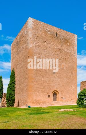 Frontansicht des Turms Torre del Espolon im Schloss von Lorca, in Lorca, in der Region Murcia, Spanien Stockfoto