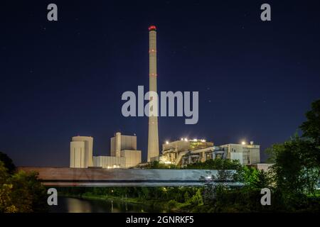 HERNE, DEUTSCHLAND - 31. Aug 2021: Das STEAG-Kraftwerk in Herne-Baukau bei Nacht Stockfoto