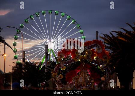 TENERIFFA, SPANIEN - 08. Jul 2021: Eine malerische Aussicht auf ein Riesenrad mit grünen Lichtern bei einem Karneval auf Teneriffa, Spanien Stockfoto