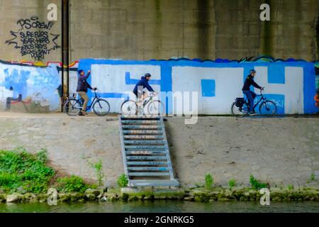 HERNE, DEUTSCHLAND - 31. Aug 2021: Biker fahren entlang des Rhein-Herne-Kanals in der Stadt Herne, Deutschland Stockfoto