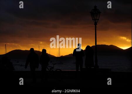 Promenade von Lerici, San Terenzo im Golf der Dichter bei Sonnenuntergang auf den Inseln Palmaria und Tino, La Spezia, Ligurien, Italien Stockfoto