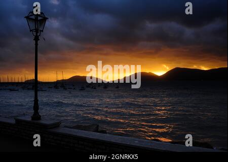 Promenade von Lerici, San Terenzo im Golf der Dichter bei Sonnenuntergang auf den Inseln Palmaria und Tino, La Spezia, Ligurien, Italien Stockfoto