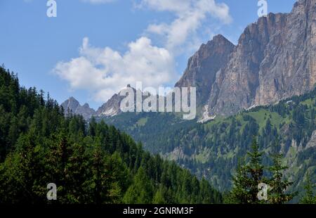 Berge über dem Dorf Colfosco im Gadertal an der Straße zum Grödner Joch, im Hintergrund der Piz da Cir 2592 Meter hoch Stockfoto