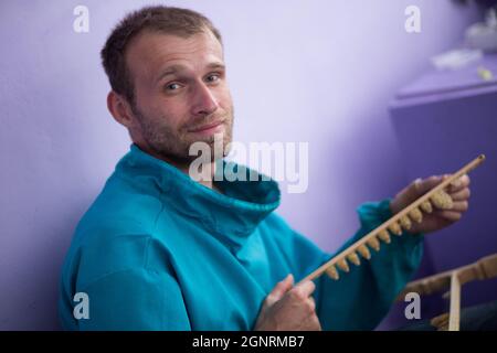 Imker hält einen Teller mit Queen-Zellen. Bienenzucht Queen-Zelle für Larven von Bienenköniginnen. Stockfoto