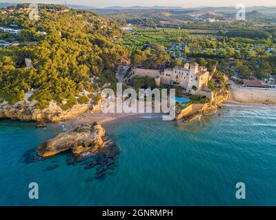 Luftaufnahme des Schlosses Tamarit neben dem Strand von Altafulla, Tarragones Tarragon Costa Daurada, Katalonien, Spanien. Das Schloss von Tamarit, der romanischen Stall Stockfoto