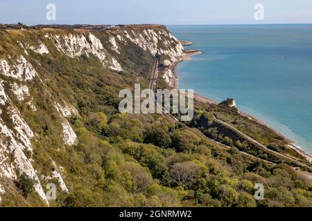 Die Eisenbahnlinie Folkestone nach Dover, die von Folkestone Warren an der Küste des Ärmelkanals verläuft. Stockfoto